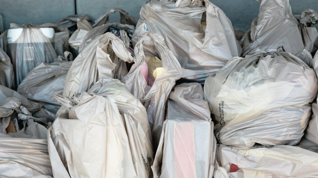 luvlihuh's tweet photo. Asking our caring citizens and LGU to kindly use eco friendly packagings instead of plastic bags in distributing goods.

Air pollution has dropped. It would be nice din po to lessen plastic waste for our Mother Earth.

Let's win this fight against COVID-19. Stay safe. God bless💖 https://t.co/i3mK5hBfVA