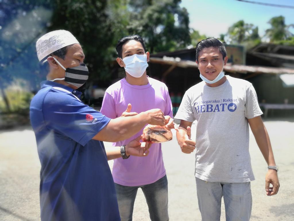 IskandarJabi's tweet photo. Sumbangan 1kg ikan sebuab rumah bg membantu rakyat dlm kesusahan. https://t.co/5BAEqTahbR