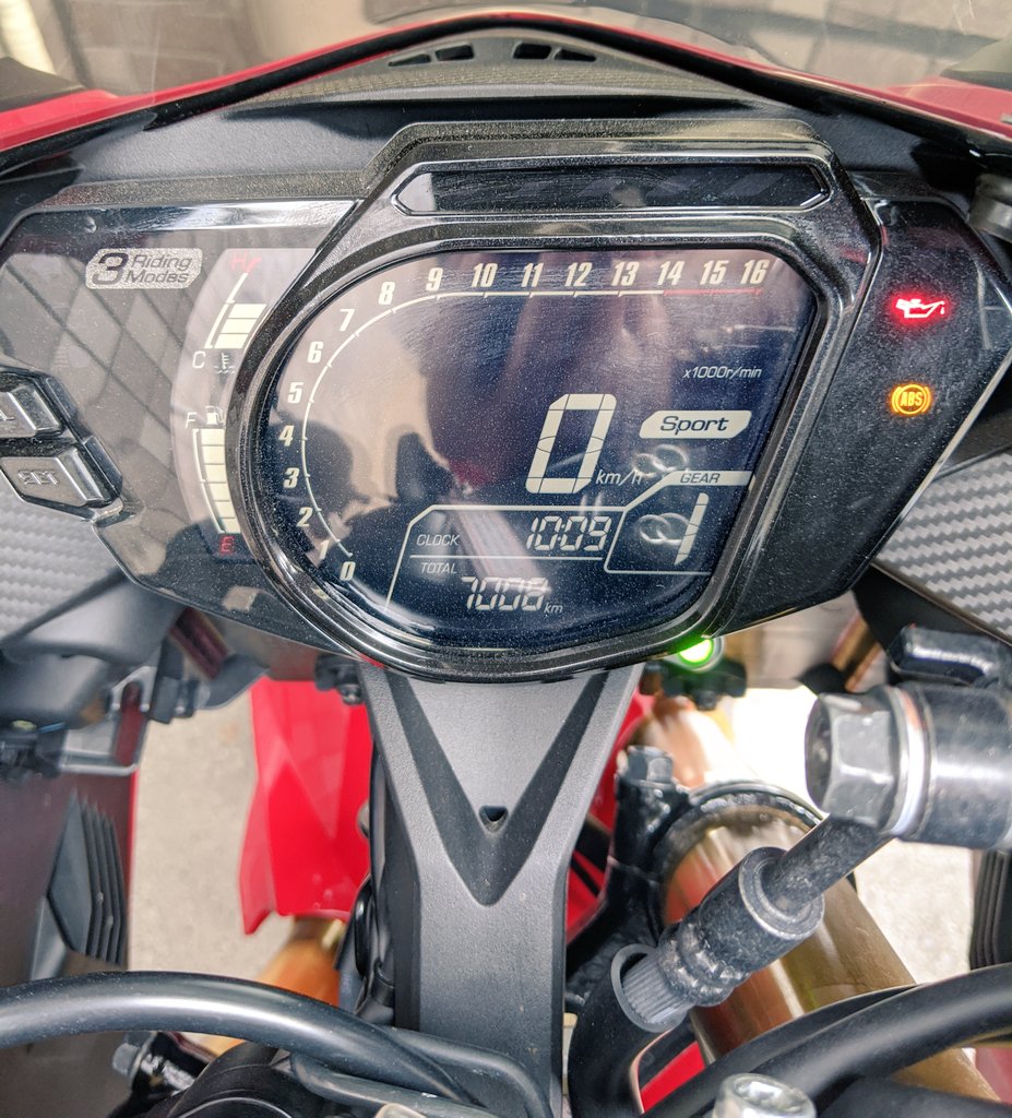 RDRider2's tweet photo. 今日は代休消化して自分でバイクのオイル交換してみました。

去年から工具も揃えて準備万端だと思ったらトルクレンチが���すぎて入らずカンで締めることに。。。

今度雨の降ってない日に下から覗いてオイルが漏れてないか確認せねば😑 https://t.co/TnTCwrch3K