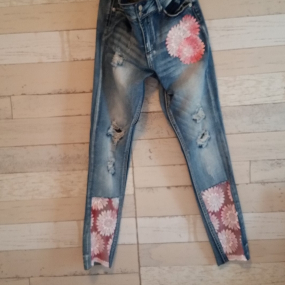shopoctoberrose's tweet photo. So good I had to share! Check out all the items I'm loving on @Poshmarkapp #poshmark #fashion #style #shopmycloset #rue21andaerie #rue21: https://t.co/qfNgvqd0S2 https://t.co/7sYWKqDznq