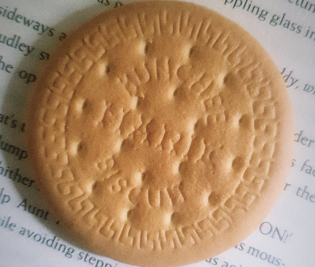 IntrovertedAroz's tweet photo. I don't know who needs to hear this..but if you're just wondering, there are 18 holes in a Munchee Tikiri Marie biscuit. 🤷🏾♂️
#ThinsWeLearntDuringThisPeriod #IntrovertedAlpha #LockdownSL #lockdown https://t.co/w5QPhVhrws