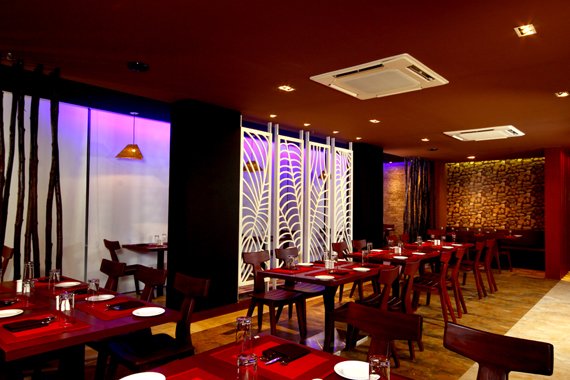 LiveKerala_com's tweet photo. Multi Cuisine Restaurant @ Diana Heights  Business class hotel is 10 minutes drive from the #Nedumbassery Airport and hardly half an hour away from commercial centre of the city. Call:+91 9526799179 https://t.co/NnT1MJrcnV