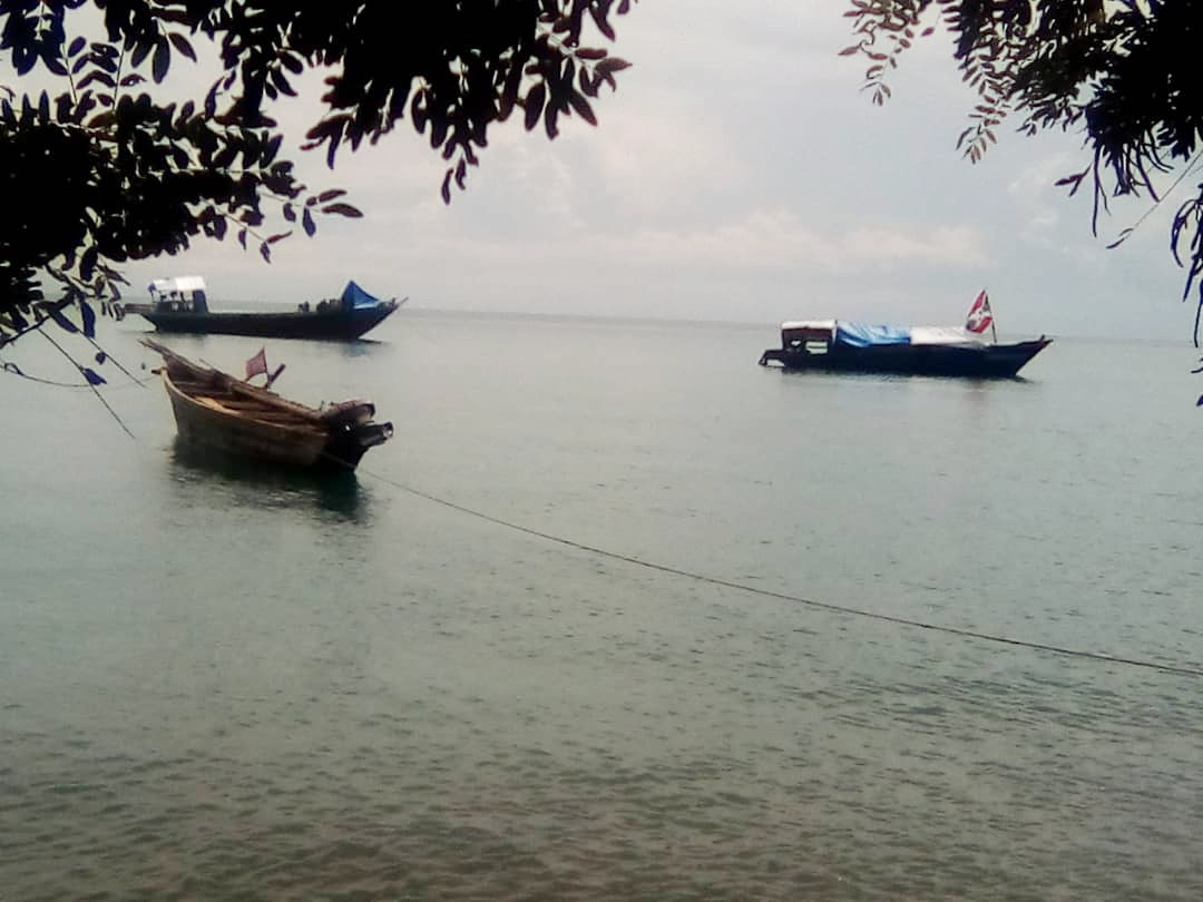  76 Burundais, dont 12 enfants et une femme enceinte en provenance de la  #RDC sont bloqués dans les eaux du lac  #Tanganyika côté Kabonga à Nyanza-Lac au sud du  #Burundi depuis 4 jours. Tous les besoins se font dans le lac et leurs familles se cachent pour leur apporter à manger