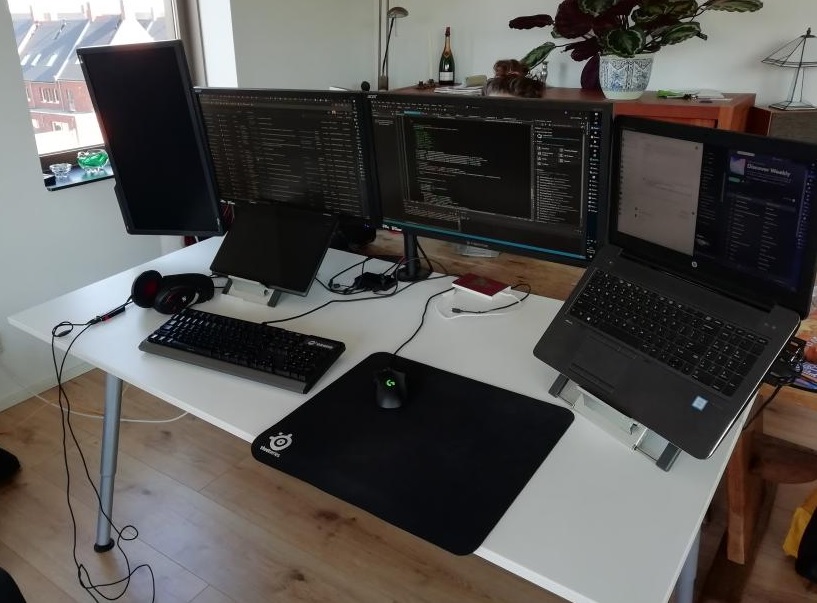 Timarien's tweet image. Setup for homeoffice and gaming. Pc and gf are hidden behind the wall of monitors xD. Feels good.