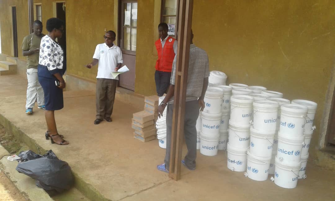  En vue de soutenir les efforts d’ #hygiène dans les écoles des communes Nyanza-Lac et  #Mabanda et prévenir notamment les risques de propagation du  #COVID19, la  @croix_rougebdi a distribué 280 seaux à vanne et près d'un millier de savons, un don de l' @UNICEF_Burundi #Burundi