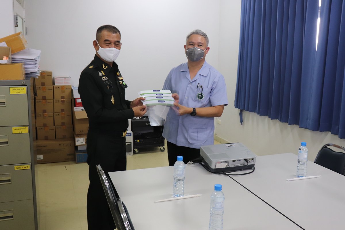 ascom_1's tweet photo. เมื่อวันที่ 27 มี.ค.63 พล.ต.ชาติชาย น้าวแสง ผบ.บชร.1 มอบหน้ากากอนามัย ให้แก่ ผอ.และ จนท.รพ.เกาะจันทร์ จว.ชลบุรี เพื่อใช้ในกิจการทางการแพทย์ จำนวน 100 ผืน https://t.co/woXP2cXYo6