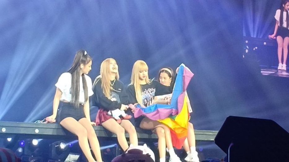 parklalisa97's tweet photo. when chaelisa said gay rights they mean it https://t.co/cCFVodktXK