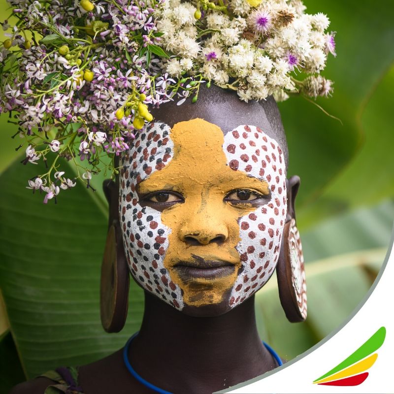 Los Surmi también se llaman Suri o Surma y viven en aldeas en el suroeste de Etiopía. Sus tribus utilizan flores como adorno corporal. 
🌈Pronto podrás volar de nuevo a Etiopia y conocer sus tribus. 
👉¡Retomamos nuestro vuelo directo el 1 de julio! #prontovolveremosaviajar