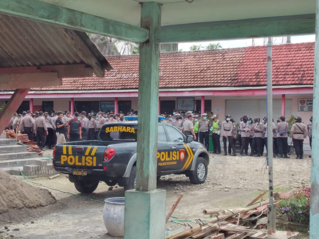 PugerMelawan's tweet photo. @forbanyuwangi KABAR TUMPANG PITU

Sejak Kamis (26/3) sore, Warga Desa Sumberagung, Kecamatan Pesanggaran, Banyuwangi yang menolak tambang emas milik PT. Bumi Suksesindo (BSI) dan PT. Damai Suksesindo (DSI) memblokir akses jalan menuju kantor dan lokasi pertambangan milik PT. BSI https://t.co/FTHdJNgpyM