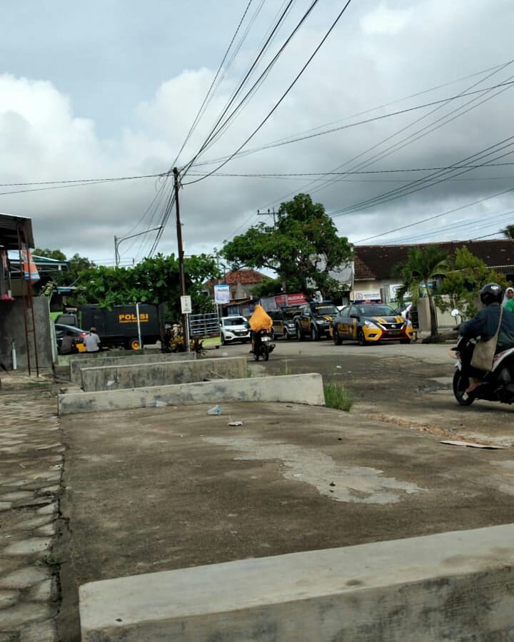 PugerMelawan's tweet photo. @forbanyuwangi KABAR TUMPANG PITU

Sejak Kamis (26/3) sore, Warga Desa Sumberagung, Kecamatan Pesanggaran, Banyuwangi yang menolak tambang emas milik PT. Bumi Suksesindo (BSI) dan PT. Damai Suksesindo (DSI) memblokir akses jalan menuju kantor dan lokasi pertambangan milik PT. BSI https://t.co/FTHdJNgpyM
