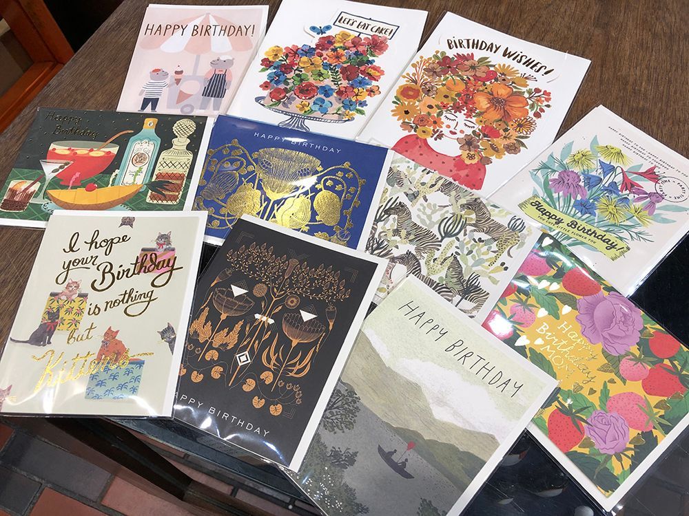 LEMONGASUI's tweet photo. アメリカ直輸入の #グリーティングカード が多数入荷🙌
どれも元の絵はデザイナーの手描きで描かれているとか…👀
重厚感があるざらついたような箔押しもお手元で見ていただきたいポイントです!写真内のもの以外にも多数の種類がありますよ🍊
本店1Fにて販売中です。
#レモン画翠 #REDCAPCARDS https://t.co/5LMjeCzZqE