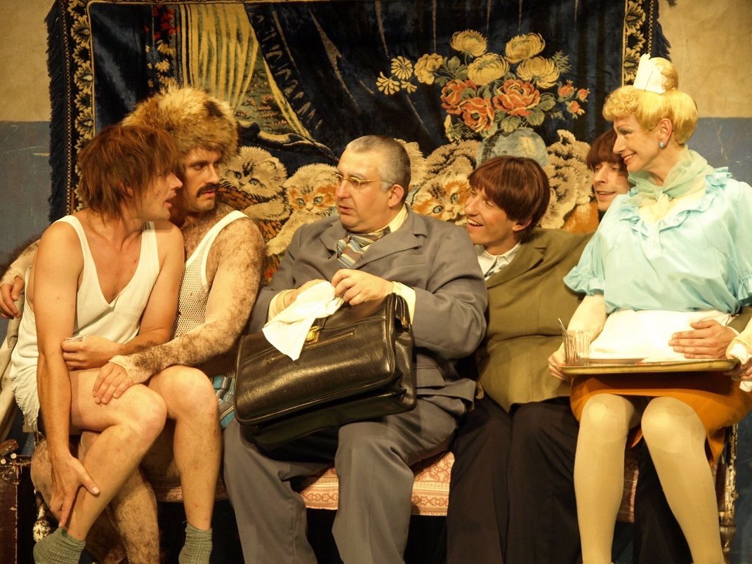 Par godu Starptaustiskajai teātra dienai, <a href="/jrt_lv/">JaunaisRīgas teātris</a> saviem skatītājiem dāvā iespēju noskatīties izrādi “Revidents” portālā REplay.lv - tā būs pieejama trīs dienas.