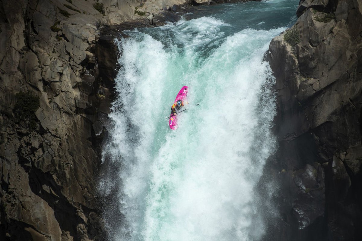 #LeSaviezVous 
Le kayakiste américain Dane Jackson a défié la cascade du Salto del Maule, au Chili. Avec ses 41m, c'est la deuxième plus haute chute jamais franchie.

#redbull #lesXPerts #mbadmb #ExtremeSport #kayak #jump