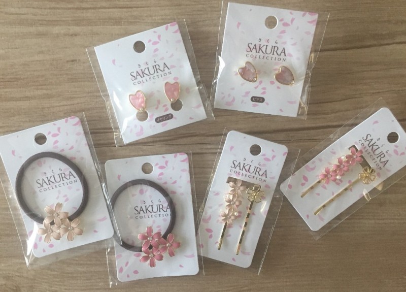 Cando キャンドゥ ヘアアレンジもさくら気分 桜カラーポニー 桜mixヘアピン2p 花びら桜イヤリング シェル風 花びら桜ピアス シェル風 店頭在庫限りとなります キャンドゥ 100 Cando キャンドゥ ヘアアレンジもさくら気分 桜カラーポニー 桜mixヘアピン2p 花びら桜イヤリング シェル風 花びら桜ピアス シェル風 店頭在庫限りとなります キャンドゥ 100