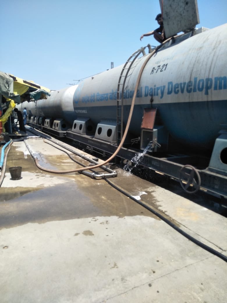 RailMinIndia's tweet photo. Indian Railways-Lifeline to the nation

During last four days, working 24/7, we have loaded more then one lakh wagons of items pertaining to essential supplies like foodgrain,coal, petroleum products, edible oil, onion,fruits &amp; vegetables, sugar,salt, milk etc

#IndiaFightsCorona https://t.co/zVEpUAt2PP