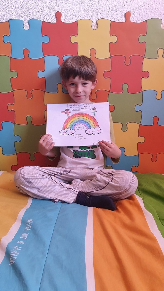 AmpaBuenConsejo's tweet photo. Hoy es César, de 2º A,  quien nos manda una foto de su dibujo y de él mismo animándonos a preparar #RojosyVerdes #100CBC #BuenConsejo #Melilla https://t.co/OzvvfAnqny