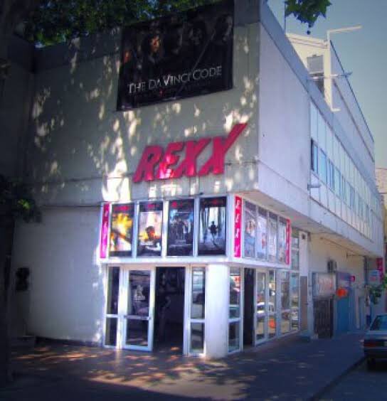 antraktsinema's tweet photo. 1961 yılında Reks adıyla açılan, 1996 yılındaki tadilattan sonra Rexx adıyla hizmetini sürdüren Kadıköy’ün köklü sineması bu ay itibariyle gösterim faliyetlerine ‘tamamen’ son verdi. Sinemanın tahliyesine başlandı. #sinema #SinemaGazetesi #kadiköyrexx https://t.co/NQwnBe1snm