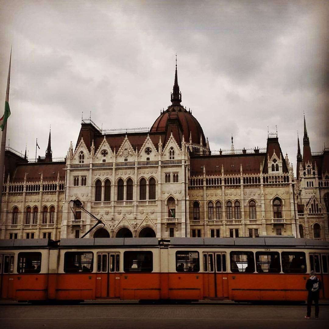 j_arconada's tweet photo. Imágenes de #Budapest:
1. Bastión de los Pescadores en #Buda
2. Parlamento
3. Tranvía
#RecuerdosViajeros #SS2016 https://t.co/8TrKPOQFqz
