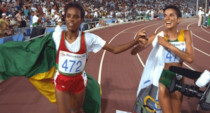 phildheu's tweet photo. Le #Sport au service de la Paix
10000m féminin JO #Barcelone92
L'esprit olympique du tour d'honneur entre Derartu Tulu et Elena Mayer ✊👏 Fin de l'Apartheid et réconciliation ✊🏃♀️🏃♀️
#ContinuitePedagogique et #CultureSportive #Olympisme
https://t.co/fzXa4VMM8h https://t.co/BGLbYyuwpa