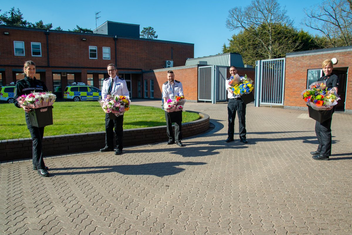 NorthantsPolice's tweet photo. Thank you @Tesco for taking the time out of your day to gift us these flowers yesterday. Our officers and staff were very grateful.

Massive thanks to your staff working on the front-line in stores too to make sure the public remain fed &amp; watered😃

We're all in this together 👊 https://t.co/68jIfiOKY8