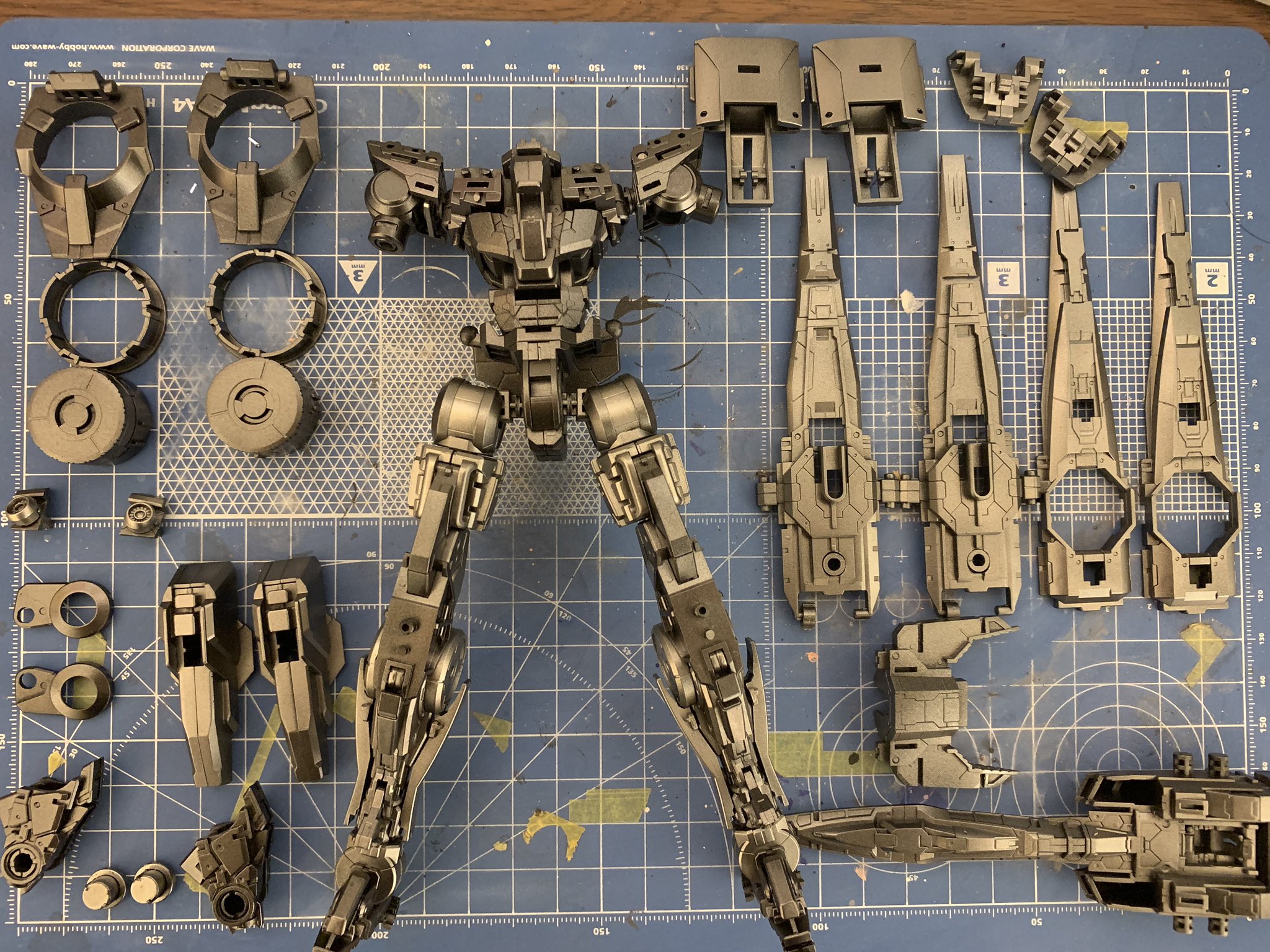 Hike Mgダブルオーライザー進捗 No 6 メタリック塗装したフレーム を組んでみました スターブライトアイアン Amp ジュラルミンで塗装すると一気に質感が変わりますね もう少しで墨入れと部分塗装に移れそうです ガンプラ Mgダブルオーライザー