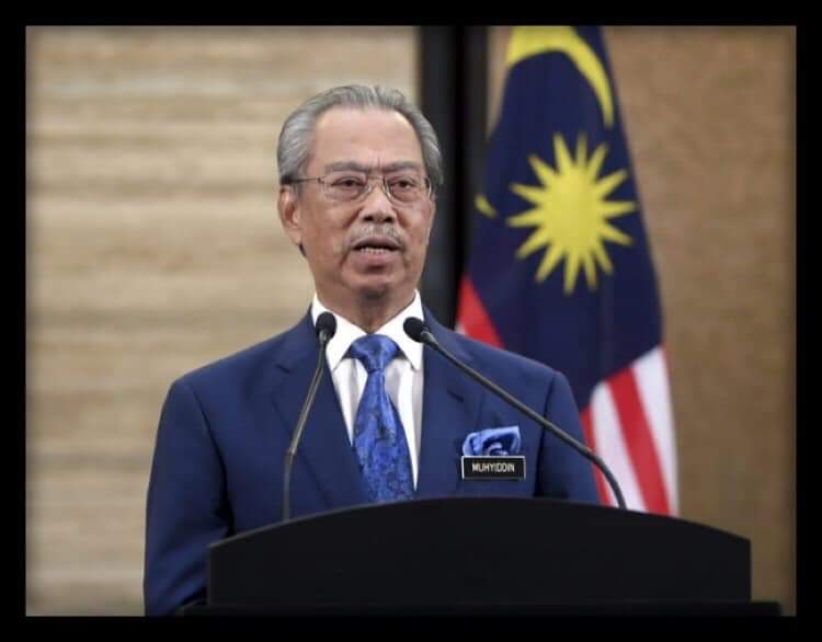 Is Dato Seri <a href="/NajibRazak/">Mohd Najib Tun Razak</a> was standing behind of Tan Sri Muhyiddin Yassin during the announcement today ? felt hear back the voice of Dato Seri Najib for Rakyat.