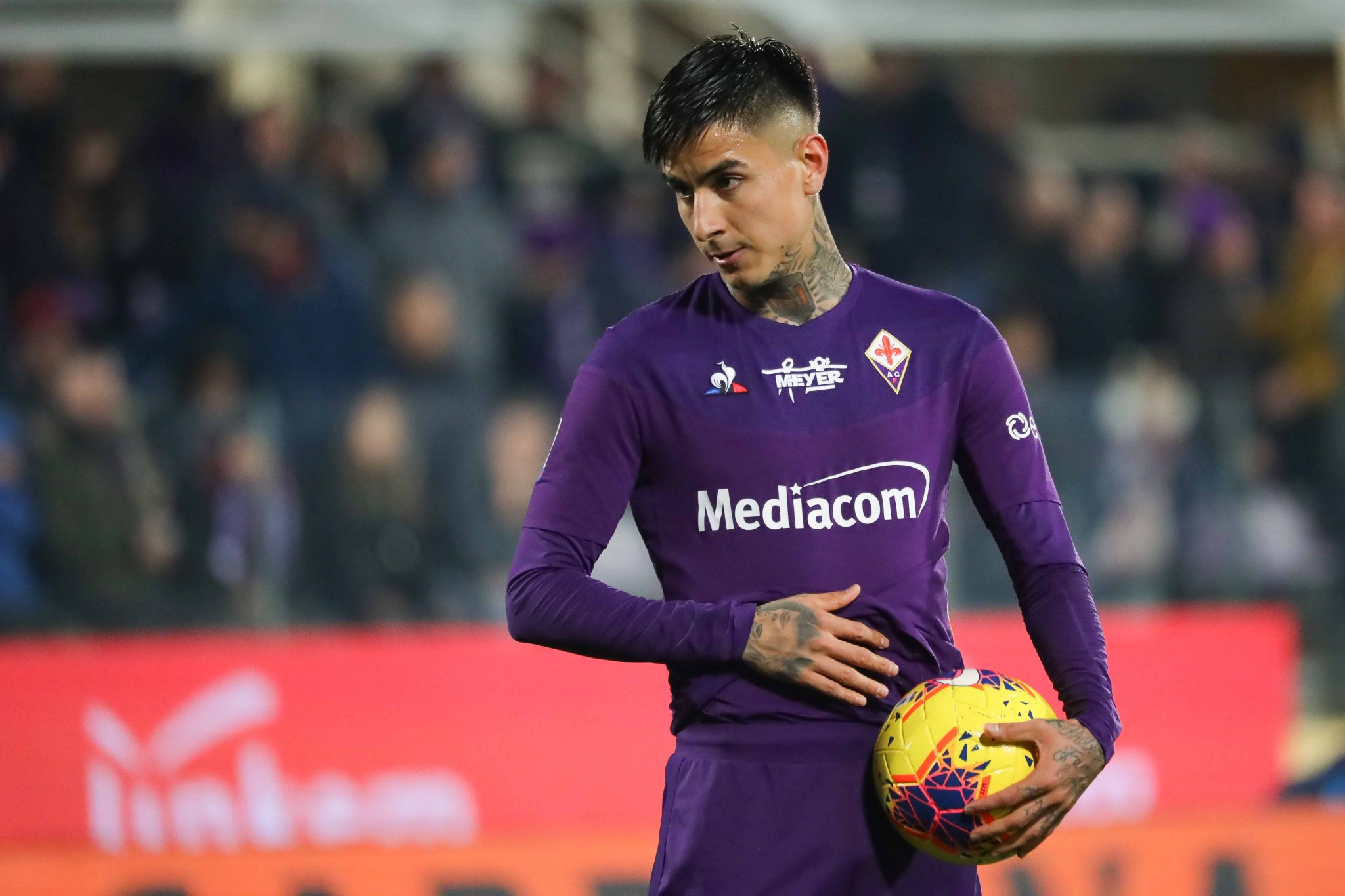 the player of acf fiorentina erick pulgar in contrast the player