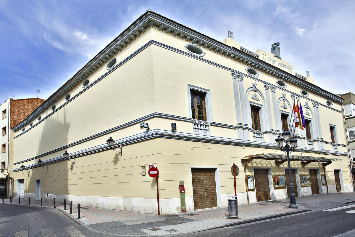 LecracPalencia's tweet photo. Hoy se celebra el #diamundialdelteatro 
Esperamos poder retomar muy pronto la actividad en nuestro querido Teatro Principal de #Palencia
Entretanto, a cuidarse mucho!
#Teatro @PalenciaAyto https://t.co/0TZSpdOo7X