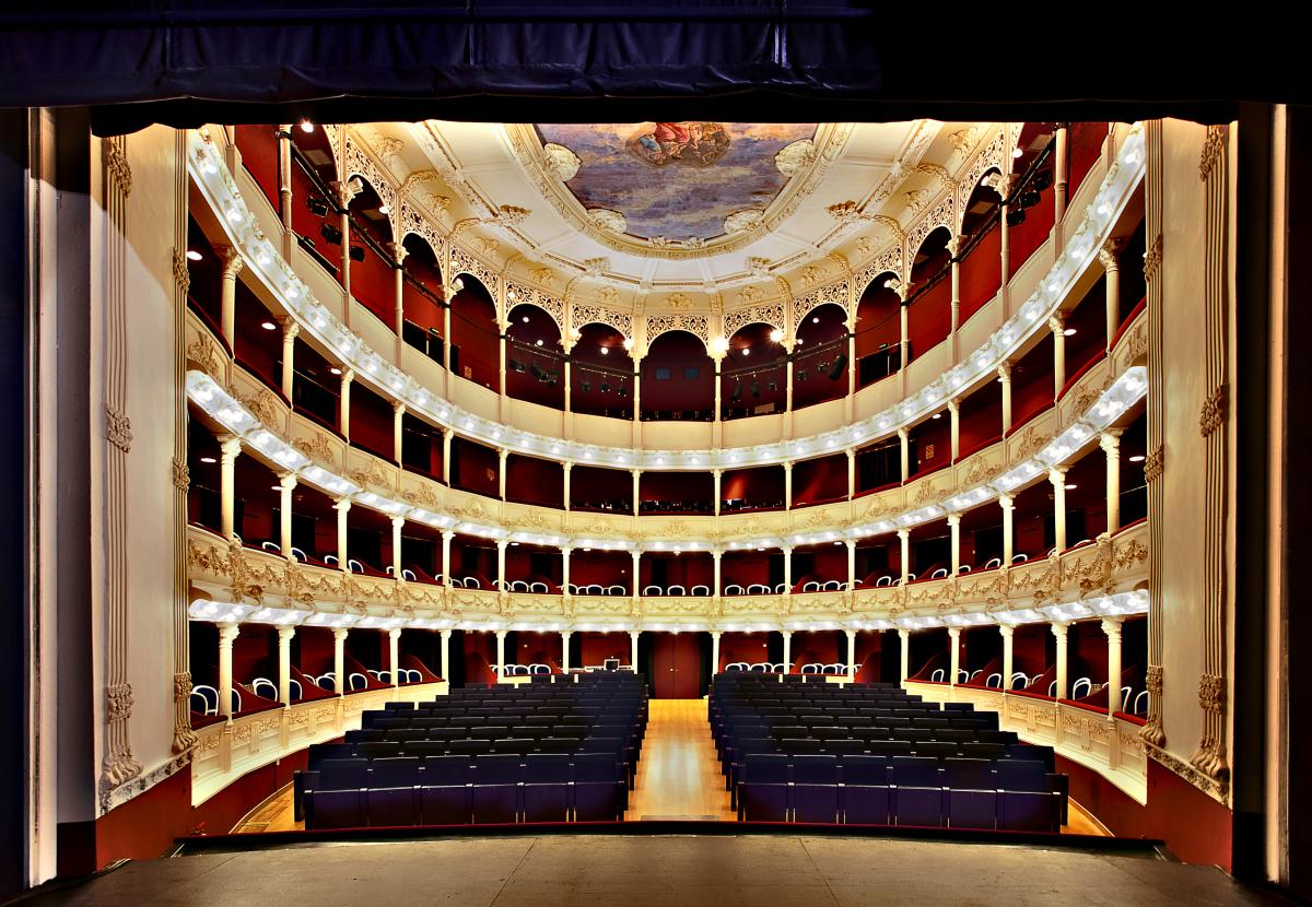LecracPalencia's tweet photo. Hoy se celebra el #diamundialdelteatro 
Esperamos poder retomar muy pronto la actividad en nuestro querido Teatro Principal de #Palencia
Entretanto, a cuidarse mucho!
#Teatro @PalenciaAyto https://t.co/0TZSpdOo7X