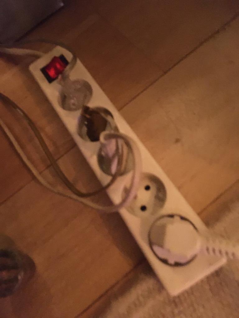 A gauche : hier j’ai profité de ma journée pour nettoyer à fond cette rallonge.

A droite : voilà ce qui m’attend aujourd’hui, je me suis réservée ce petit chantier. 

Merci de respecter ma vie privée, et de ne pas trop me solliciter entre 14 et 16 heures.

#CONFINEMENTJOUR11