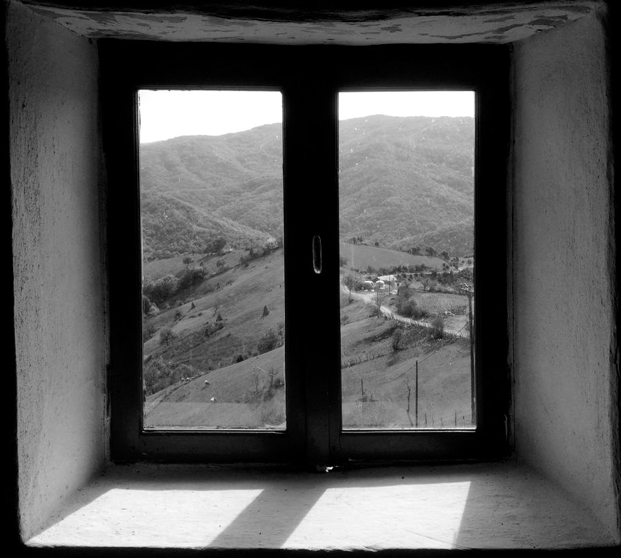 Evlere dönelim, sırtımızın kamburu evlere, cılızlığımızın görkemli korunaklarına, yalnızlığımızın kalelerine dönelim..

Şükrü Erbaş