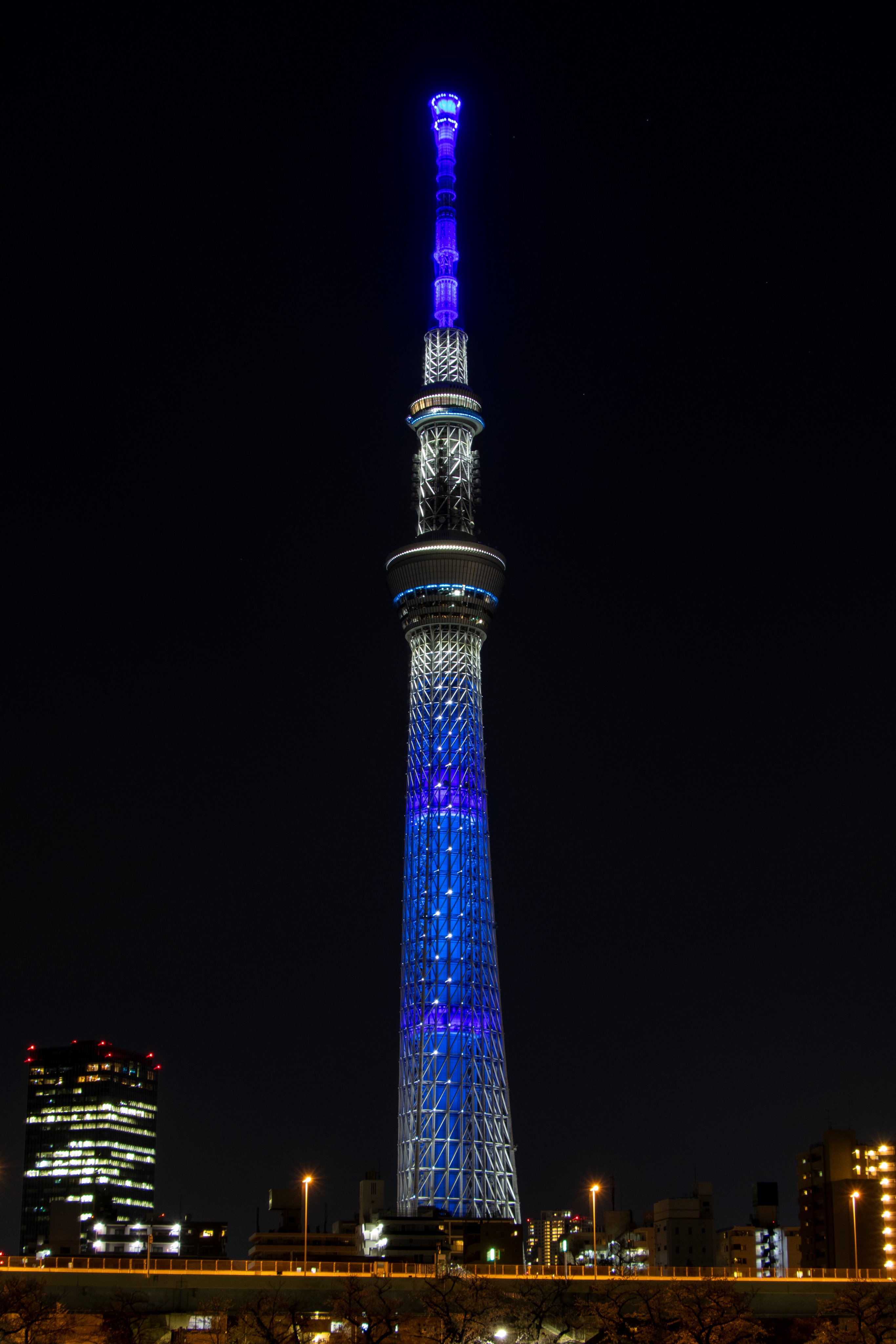 スカイツリー Tokyo Skytree Together We Can All Win 今日から4 5 日 まで 新型コロナウイルス感染症に 世界が一丸となって立ち向かい みんなで打ち勝とう という思いを込めて 地球をイメージした青色の特別ライティング そしてレーザー
