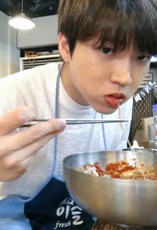 [d-495]goodnight !! im so hungry so here’s pics of woohyun eating