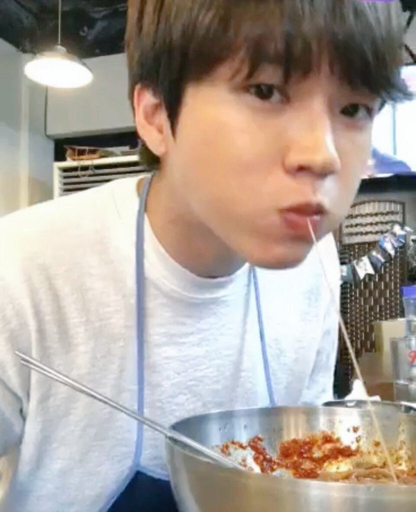 [d-495]goodnight !! im so hungry so here’s pics of woohyun eating