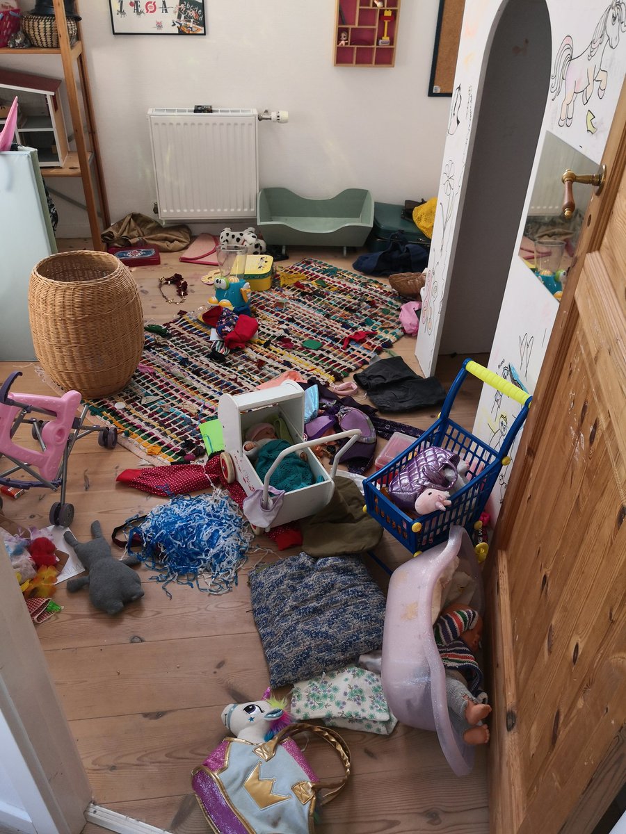 EmilAbkjaer's tweet photo. Hvordan går jeres karantæne? Her gå der nogenlunde sådan her.
#COVID2019dk #rigtigehjemroder https://t.co/dEinBWJZps