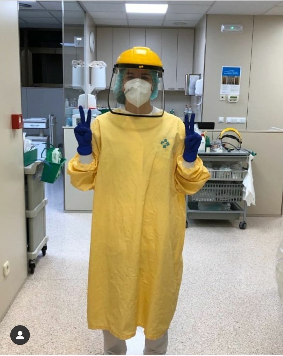 Una de les nostres jugadores del primer equip <a href="/juls_38/">Júlia Hurtado</a> lluitant a primera línia contra el covid-19. Molta força de part del teu equip!! 💙💛
.
#volveremosaabrazarnos #123AESE #femaese #waterpolofemenino #waterpoloteam #femaese #waterpolo #waterpologirls #equipo #team #equiparru