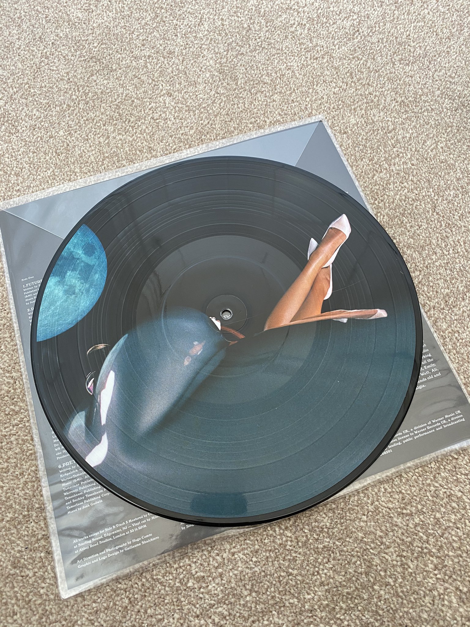 𝗳𝗮𝗯𝗶𝗼 on X: PICTURE DISC VINYL IS HERE AND SHE'S A 10/10!! 🌕💫  #FutureNostalgia  / X