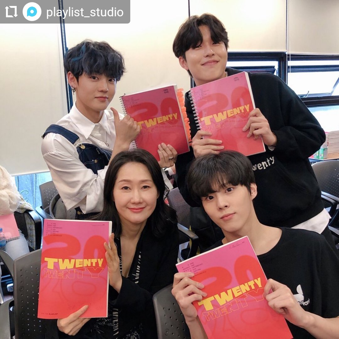 20200327 #playlist_studio 인스타 <#트웬티트웬티> 대본리딩 하러 옴👀📖 방학 끝나고! 뜨거운 여름에 만나요 러플리들👋👋👋 台本リーディングの場❣...