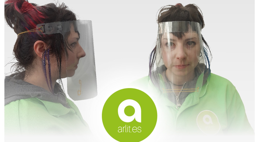 elcorreogallego's tweet photo. Pantallas de protección facial `made in Silleda´. La empresa #Ardit, que se dedica a la impresión gráfica, se adaptó a las necesidades de estos tiempos para fabricar entre 4.000 y 5.000 por hora. Ya se interesaron por ellas las fuerzas del orden https://t.co/u4ESb6CPgJ https://t.co/nW7Te7k5Id