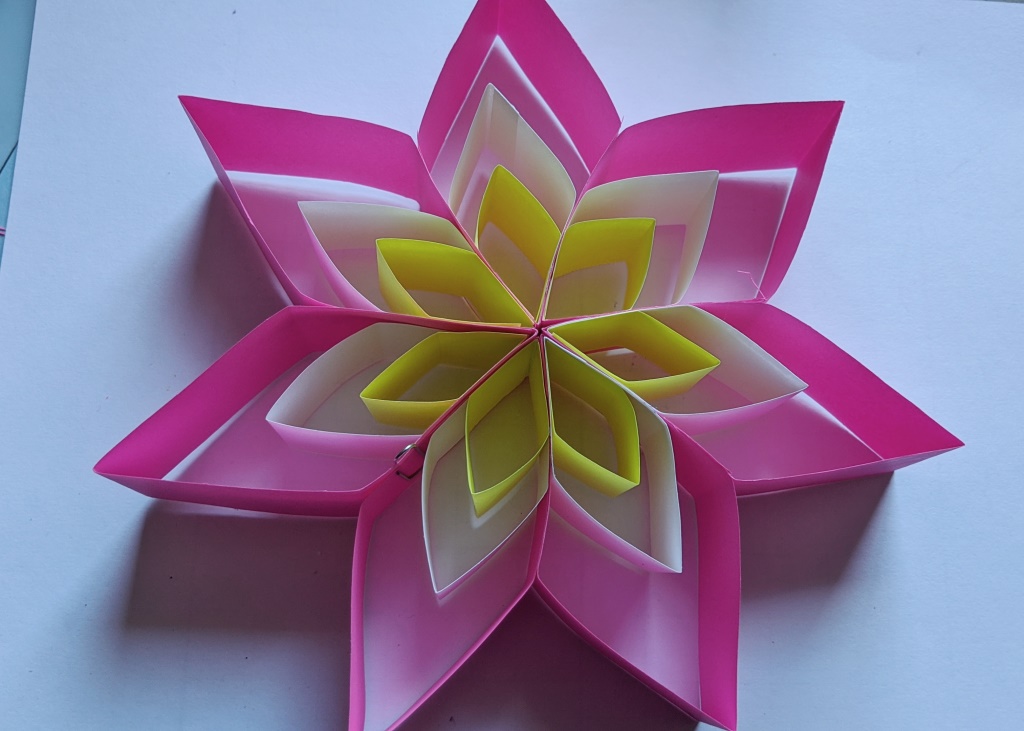 PaulaKrieg's tweet photo. Today's project is something to make with math/art to make connections with others. A simple construction, with units scaled by golden ratio to make a 5, 6, 7 ? (your choice) pointed star to send in the mail or hang in your window. https://t.co/qDI18eKMz6 #papermath https://t.co/TVWKKUdaBX