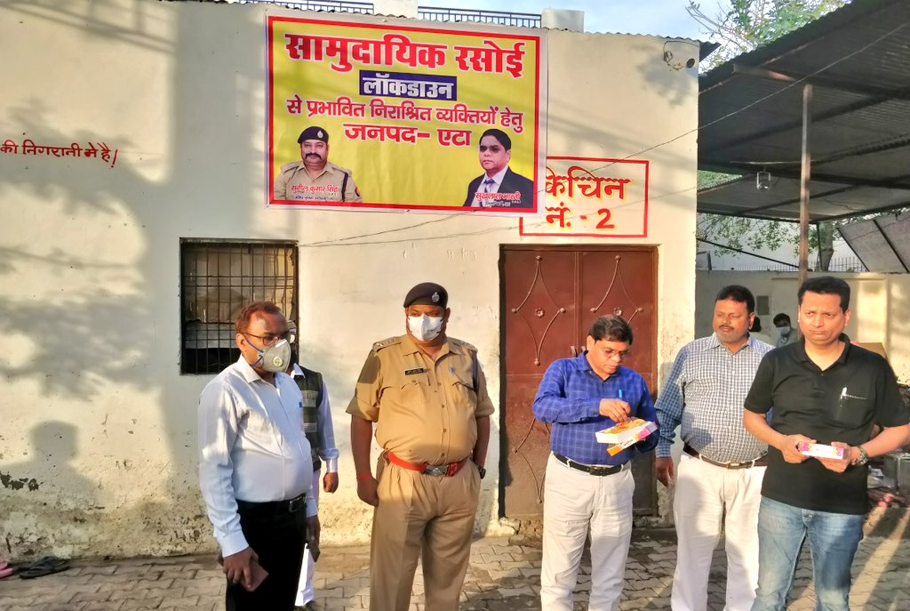 Etahpolice's tweet photo. एटा ~ वैश्विक त्रासदी कोरोना के चलते जनपद में लागू लाॅक डाऊन तथा शासन की मंशानुरूप जिला पंचायत परिषद में सामुदायिक रसोई एवं आश्रय स्थल का निरीक्षण कर लाॅक डाऊन से प्रभावित एवं असहाय व्यक्तियों को रसोई में बने खाने के पैकेट वितरित किए गए।
#UPPWithYou #UPPForYou
#Lockdown21days https://t.co/ycut15htKF