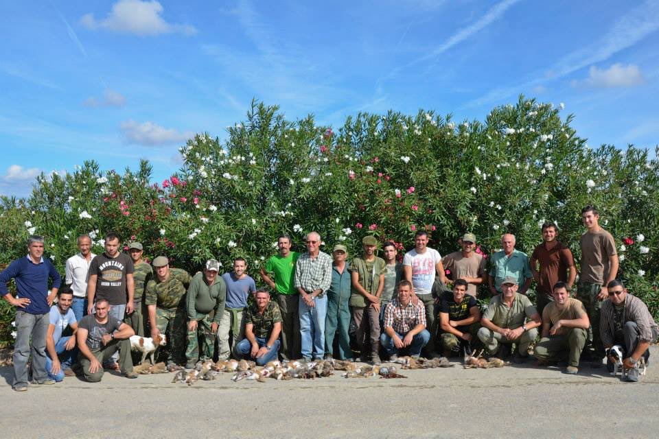 andaluciacaza's tweet photo. La Sociedad de #Caza de #Bailén dona 400 litros de lejía al Ayuntamiento para la desinfección del municipio frente al #COVID2019 
#LaVerdadDeLaCazabailrm
https://t.co/2tU6tO9bTr https://t.co/Z72OsVX6Pe