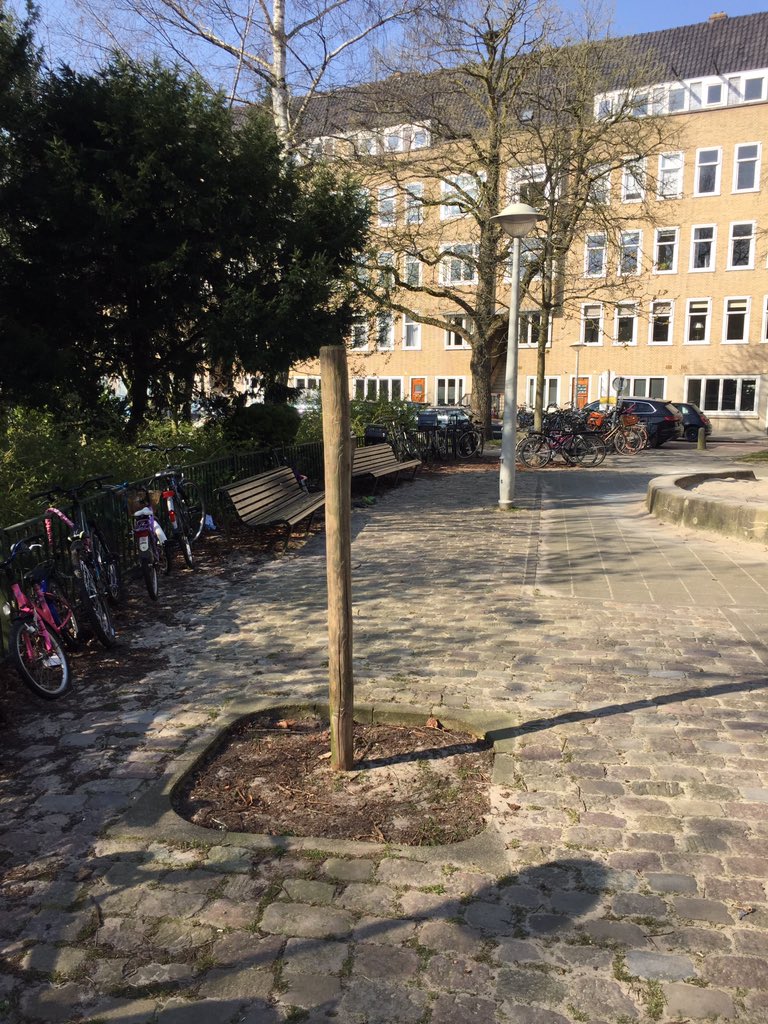 JaapJJ's tweet photo. Hier op het Merwedeplein staat een eenzame boompaal al jaren te niksen. Kunnen jullie hier iets aan doen @StadsdeelZuid @roccopiers @webcare020 @duurzaam020 ? https://t.co/LanI0e3CsL