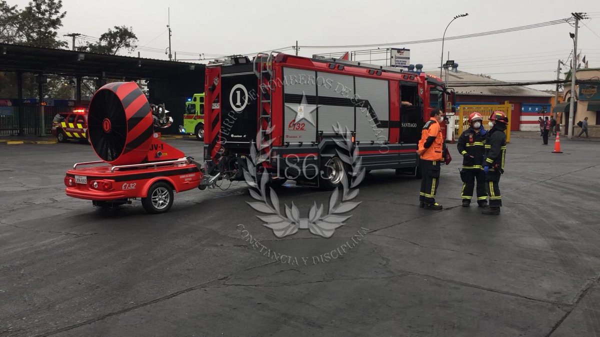 cbsantiago's tweet photo. 🔴AHORA - Material Mayor y personal CBS desplegados en el Terminal Sur de Santiago trabajando en descontaminación producto de las medidas adoptadas por las Autoridades ante la Pandemia por #covid19chile #QuedateEnCasa https://t.co/gZu3bgxGFh