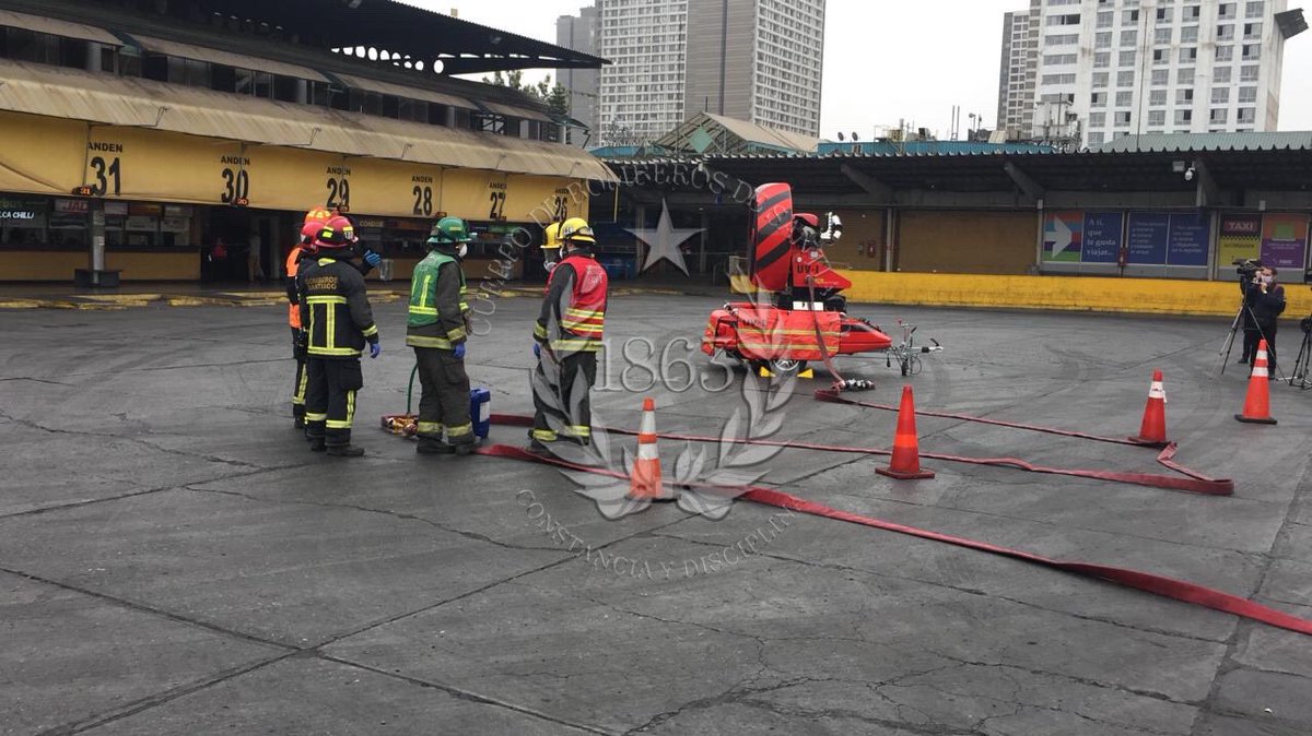 cbsantiago's tweet photo. 🔴AHORA - Material Mayor y personal CBS desplegados en el Terminal Sur de Santiago trabajando en descontaminación producto de las medidas adoptadas por las Autoridades ante la Pandemia por #covid19chile #QuedateEnCasa https://t.co/gZu3bgxGFh