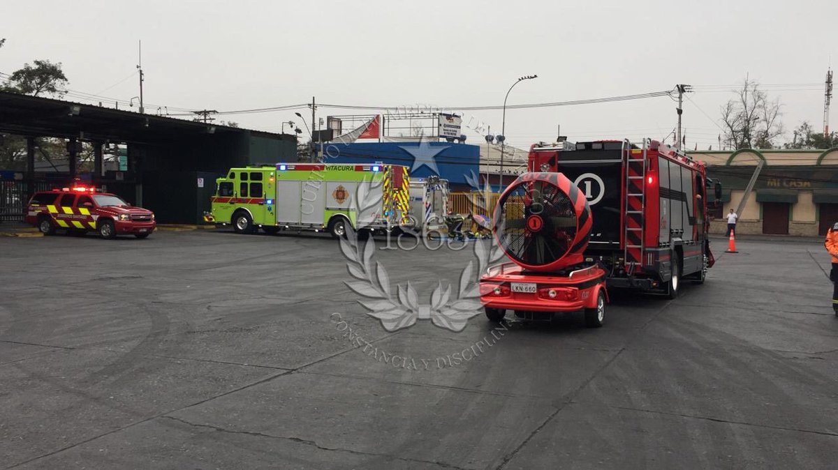 cbsantiago's tweet photo. 🔴AHORA - Material Mayor y personal CBS desplegados en el Terminal Sur de Santiago trabajando en descontaminación producto de las medidas adoptadas por las Autoridades ante la Pandemia por #covid19chile #QuedateEnCasa https://t.co/gZu3bgxGFh