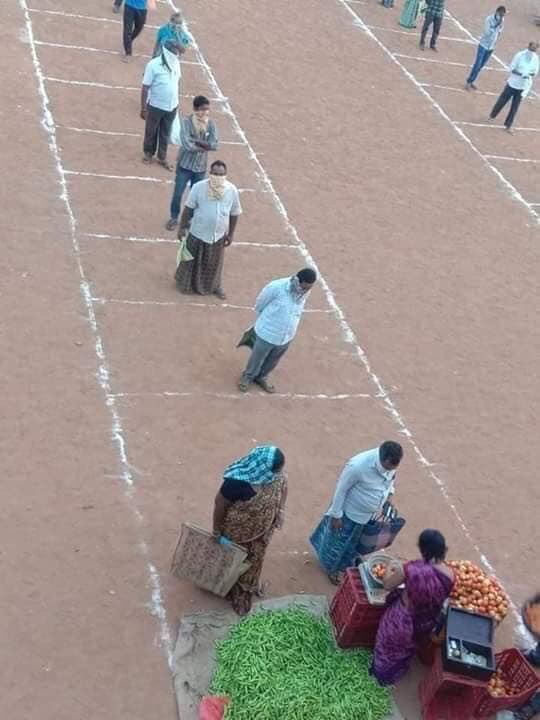 SayEntrepreneur's tweet image. In India thats how they do a lockdown that doesn't affect informal traders.

This is what u call proper planning @MbalulaFikile.

 India's economy strives on informal business. 

📸 @Mmaps_ThePro