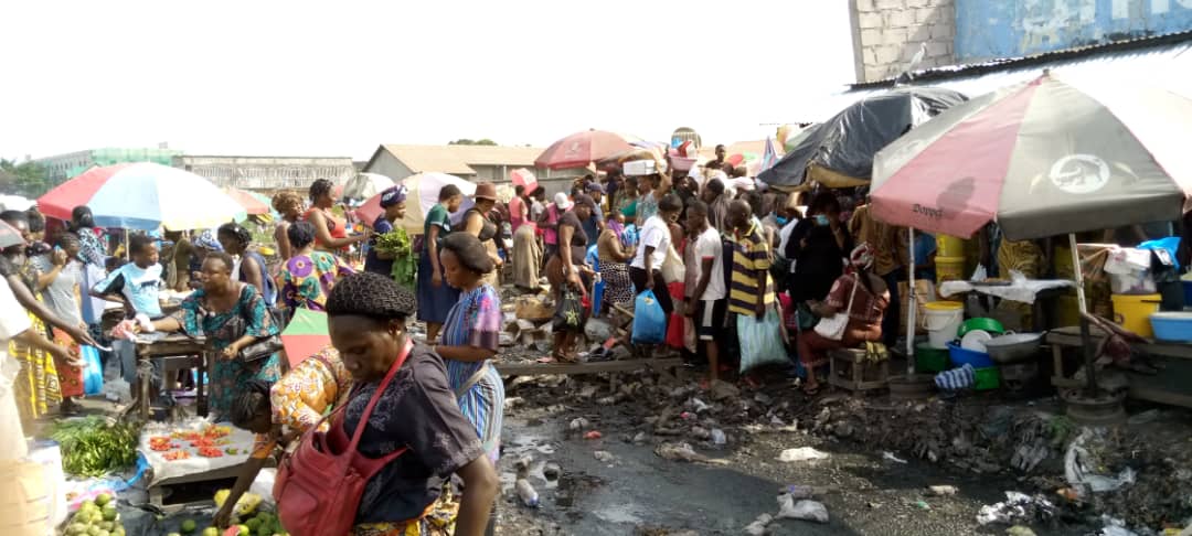 radiookapi's tweet photo. A quelques heures du début du confinement total de quatre jours à Kinshasa, les marchés et supermarchés sont débordés ce vendredi 27 mars. Du coup, les distances recommandées (1 m) ne sont plus respectées. Les gens se bousculent pour acheter des produits de première nécessité. https://t.co/DE3N3yRXvU