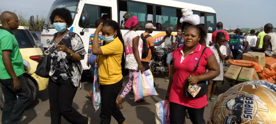 radiookapi's tweet photo. A quelques heures du début du confinement total de quatre jours à Kinshasa, les marchés et supermarchés sont débordés ce vendredi 27 mars. Du coup, les distances recommandées (1 m) ne sont plus respectées. Les gens se bousculent pour acheter des produits de première nécessité. https://t.co/DE3N3yRXvU