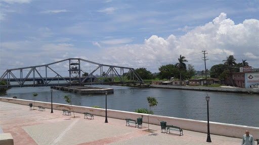 valdesraiza2's tweet photo. El Gobierno fortalece intensamente las medidas en #Cuba para enfrentar el #COVID19 . Sin embargo, constituye una responsabilidad social de los cubanos y cubanas cuidar a nuestros semejantes. No se puede permanecer en las calles innecesariamente, hay que evitar los riesgos. https://t.co/Q1lhxMP034